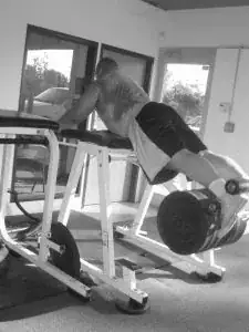Reverse hyper extension, osa 2 3 Reverse hyper -liike koneessa, jalat yläasennossa