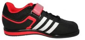 Adidas Powerlift 1 Mustat ja punaiset nostokengät.