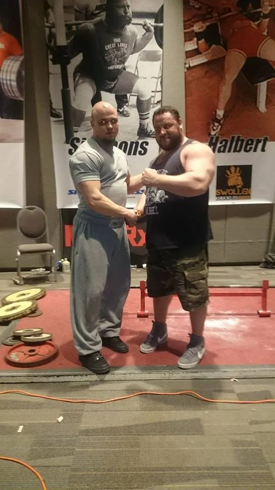 Battle of Titans 2 Kilpailijat kättelevät palkintojenjaossa.