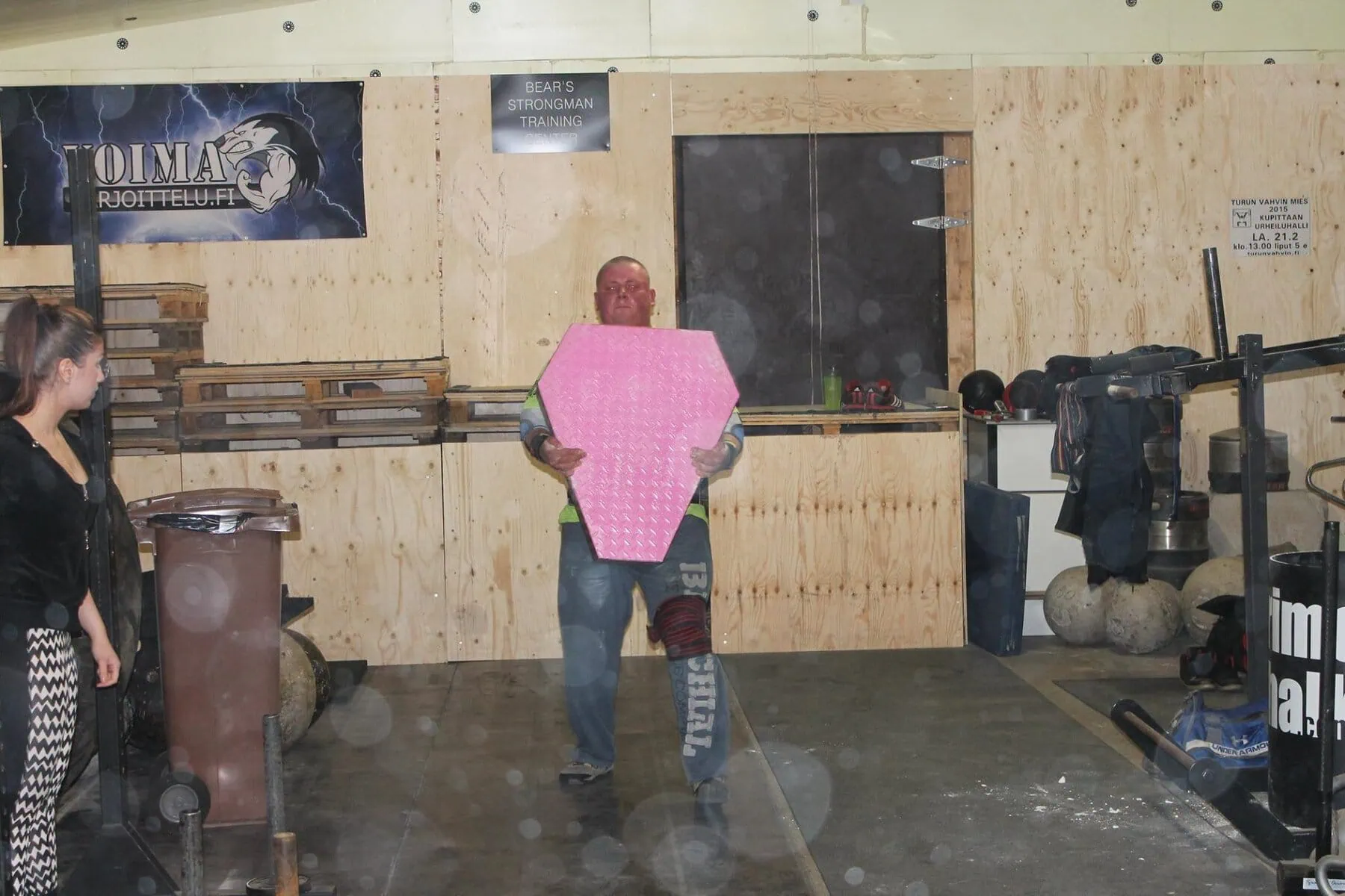Bear`s Strongman Training center teema viikonloppu 3 Mies pinkillä esineellä salilla.