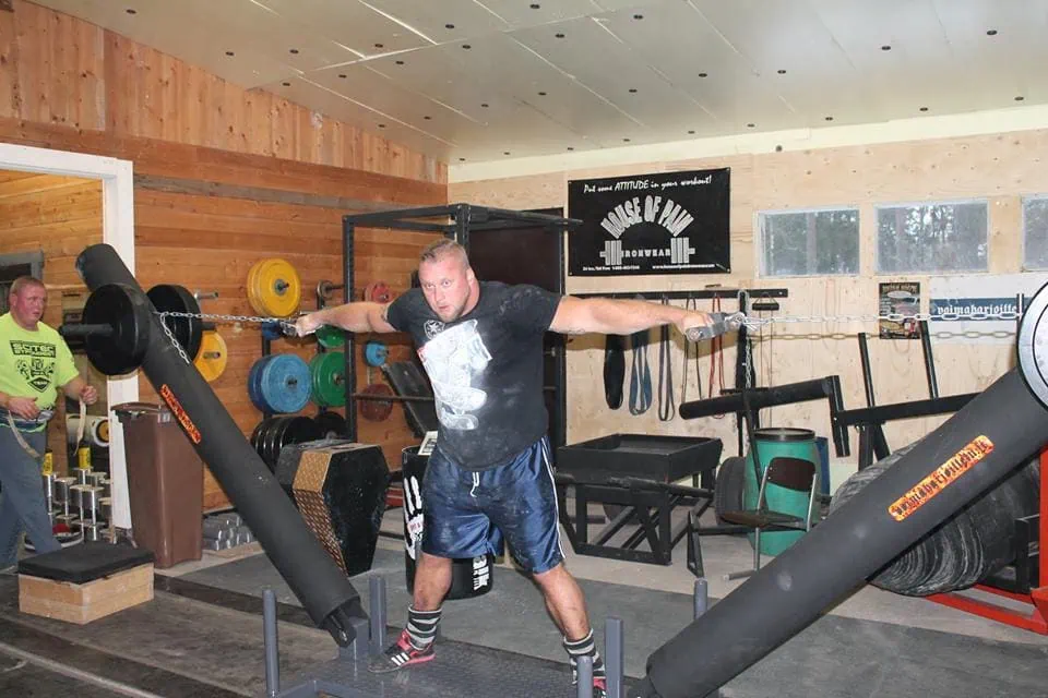 Bear`s Strongman Training center teema viikonloppu 4 Mies harjoittelee voimailua salilla.