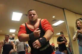 Bullfarm Bench Press Championships - Hoff 425 ! 1 Voimailija valmistautuu kilpailuun.