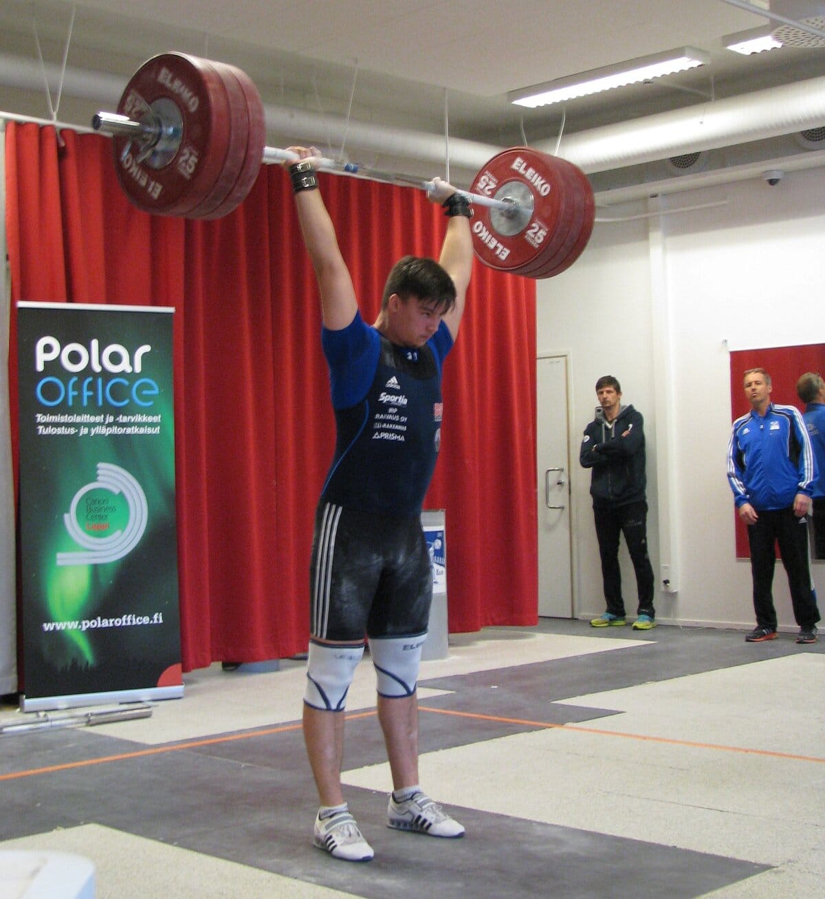 Hannes Keskitalo rikkoi 300 kilon rajan 1 Mies nostaa painoja ylös.
