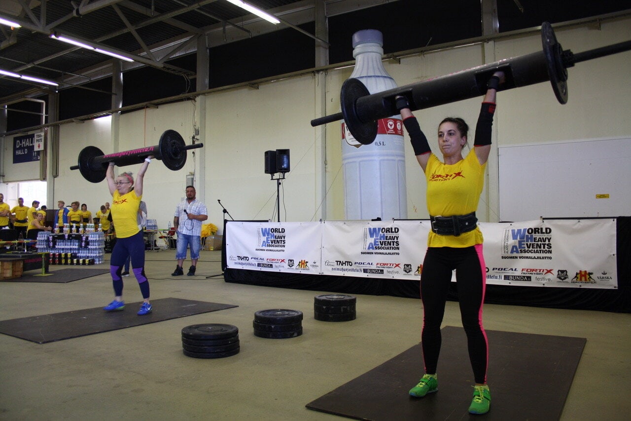 HEAVY EVENTS SM 2018 & UUDET SARJAT 2019 1 Kaksi urheilijaa nostaa painoja.
