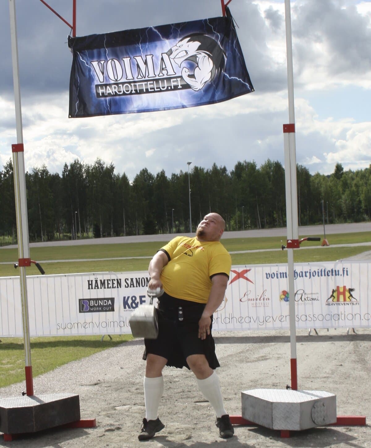 Henri Pakisjärvestä Suomen Mestari SE-tuloksella 1 Voimanheitto kilpailija heittää painoa