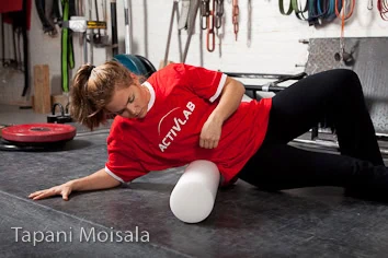 CrossFit - Westside style, osa 1 1 Nainen käyttää vaahtomuoviputkea.