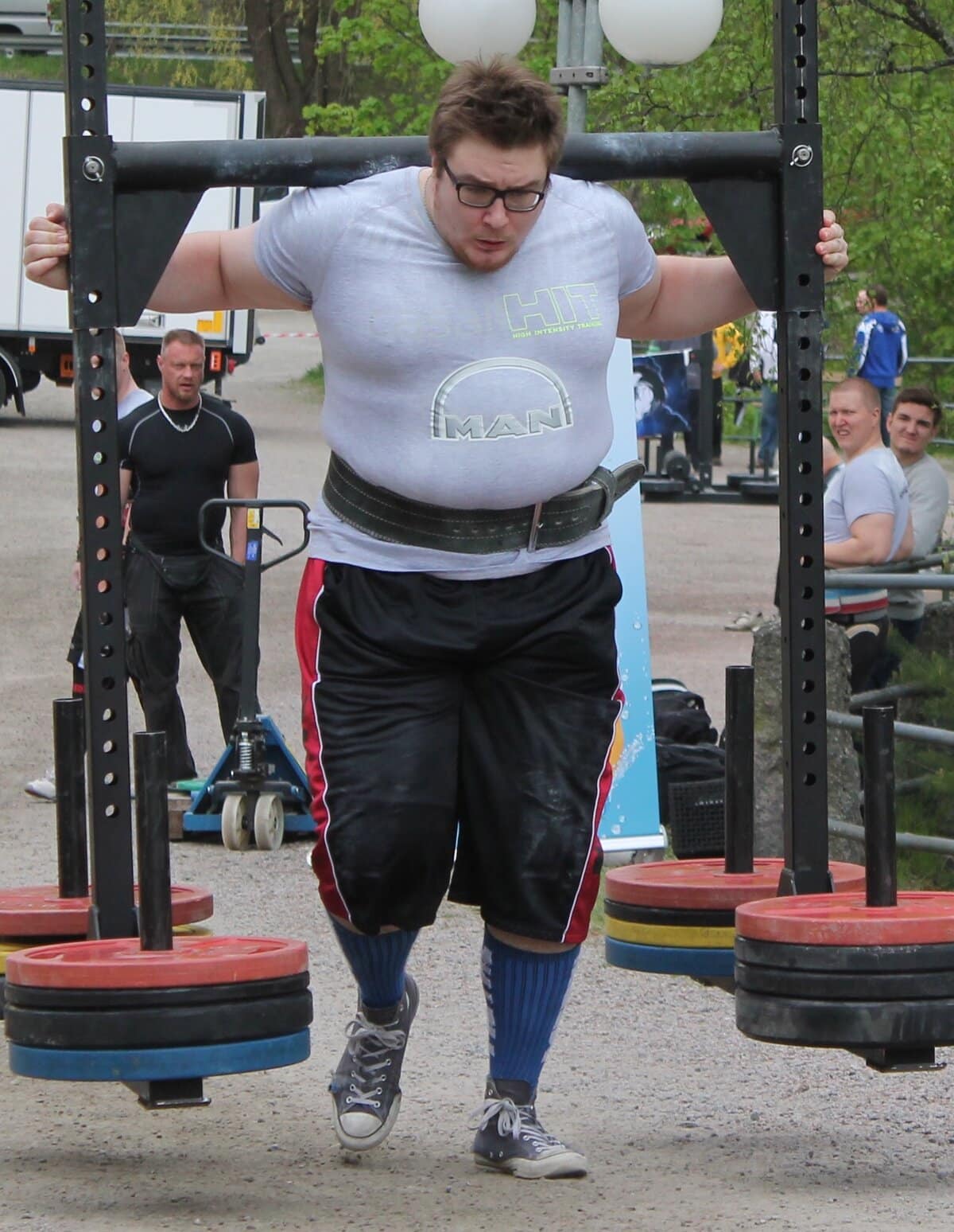 Jesse on Maailman toiseksi vahvin naturaali ! 1 Mies nostaa painoja ulkona.