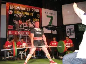 Kesäkuulumisia 1 Voimannostaja nostaa painoja kilpailussa