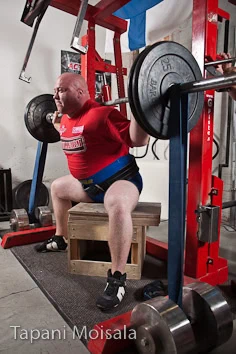 Kuka on Euroopan kovin voimanostaja ? 2 Mies nostaa painoja voimaharjoittelussa.