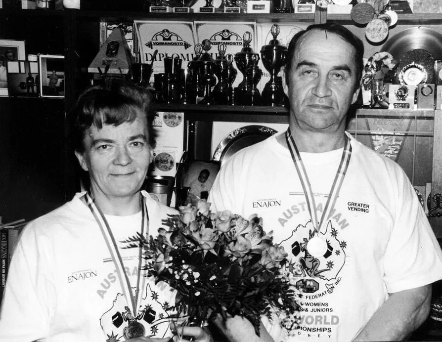 LEGENDAT - Mr Deadlift Veli Kumpuniemi 1 Voittajat mitalit ja kukat kädessä.