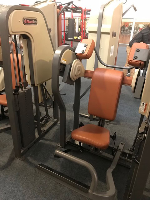 Nautilus laitteet 2 Kuntosalilaite, säädettävä istuin ja kahvat.