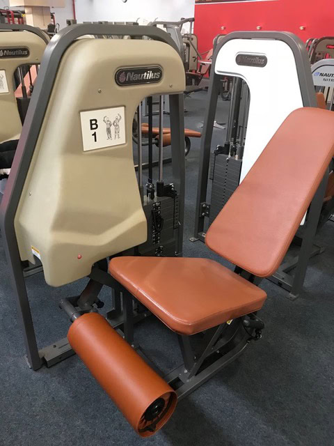 Nautilus laitteet 1 Kuntosalilaite, istuin ja käsivarret.