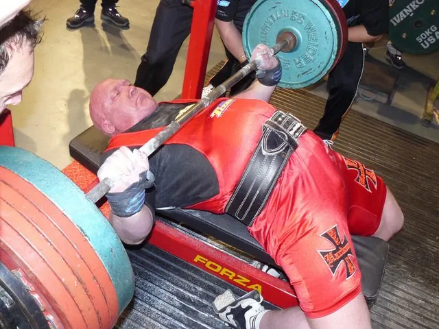 Off Season, osa 4 4 Mies tekee penkkipunnerrusta kilpailussa.