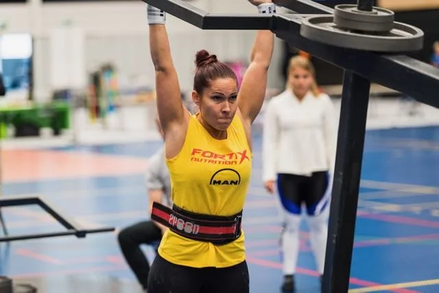 Opiskelijoiden Vahvin Mies ja Nainen kilpailut 1 Nainen treenaa voimaharjoittelua.