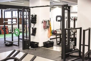 Optimal Performance Center 3 Kuntosalin laitteita ja varusteita.