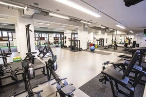 Optimal Performance Center 1 Tyhjä kuntosali, moderni varustus.