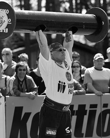 Power Team Open Pori 1 Mies nostaa painavaa tankoa.