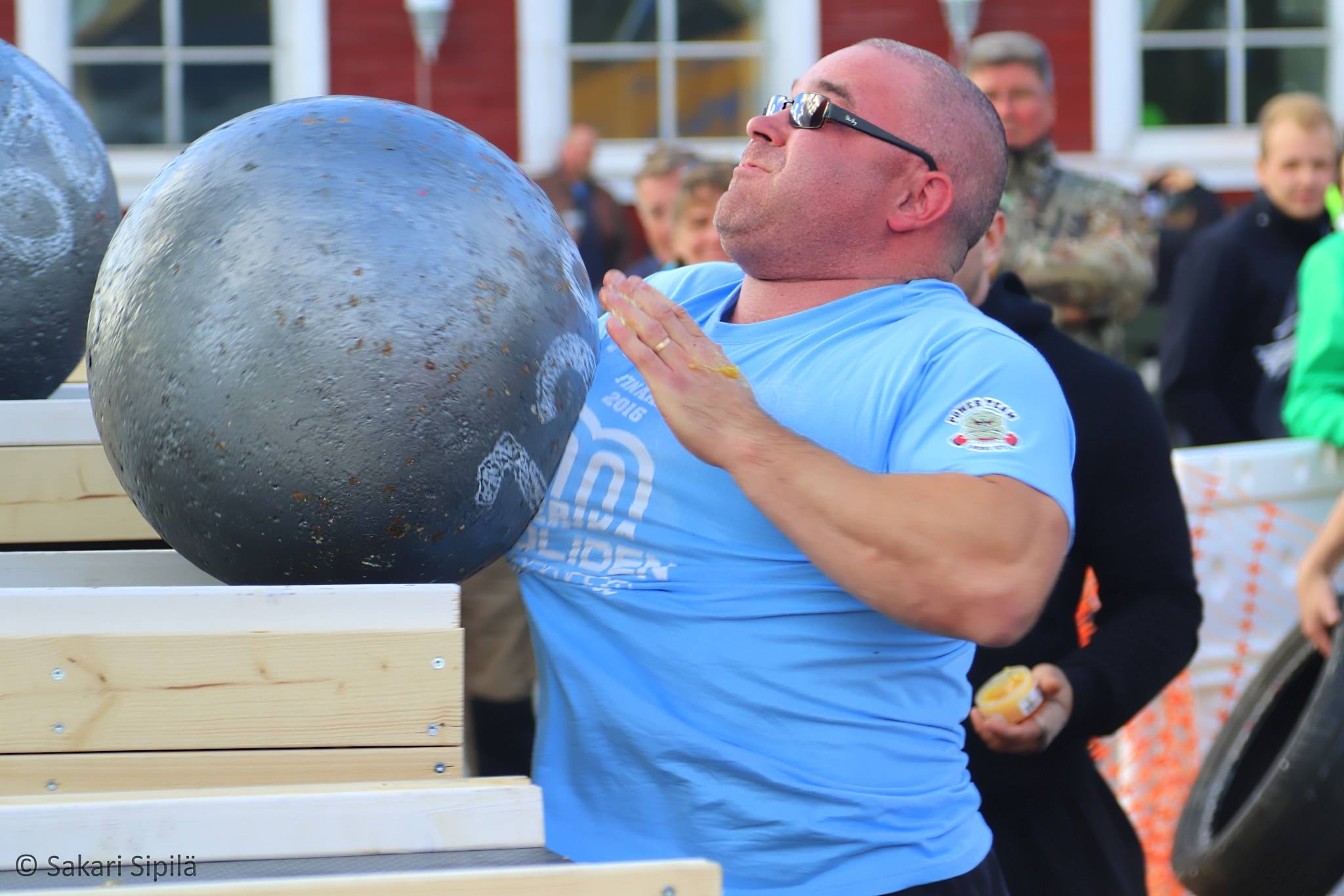 Raimo Pikkuhookana luottavaisin mielin 1 Vahva kilpailija nostaa kiveä.