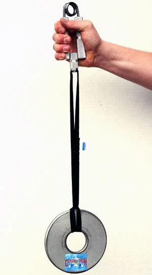 Silver Bullet 1 Käsi pitelee painoa narusta.