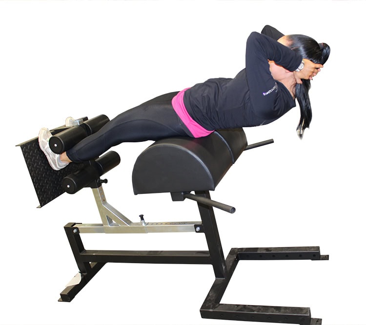 Sit ups vatsaliike 1 Nainen harjoittelee vatsalihaksia.