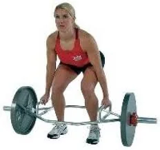 SK Hex Bar 1 Nainen nostaa painoja kuntosalilla.