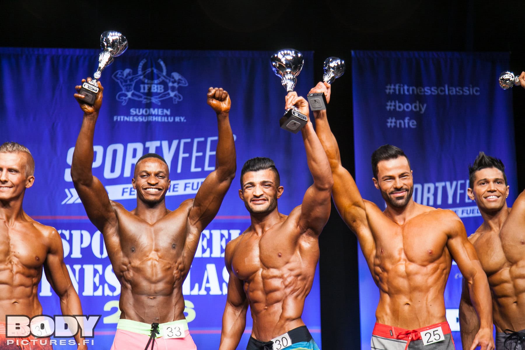 Suomen Fitnessurheilu ry:stä Olympiakomitean jäsenjärjestö 1 Voittajat pokaalit käsissä, kilpailu