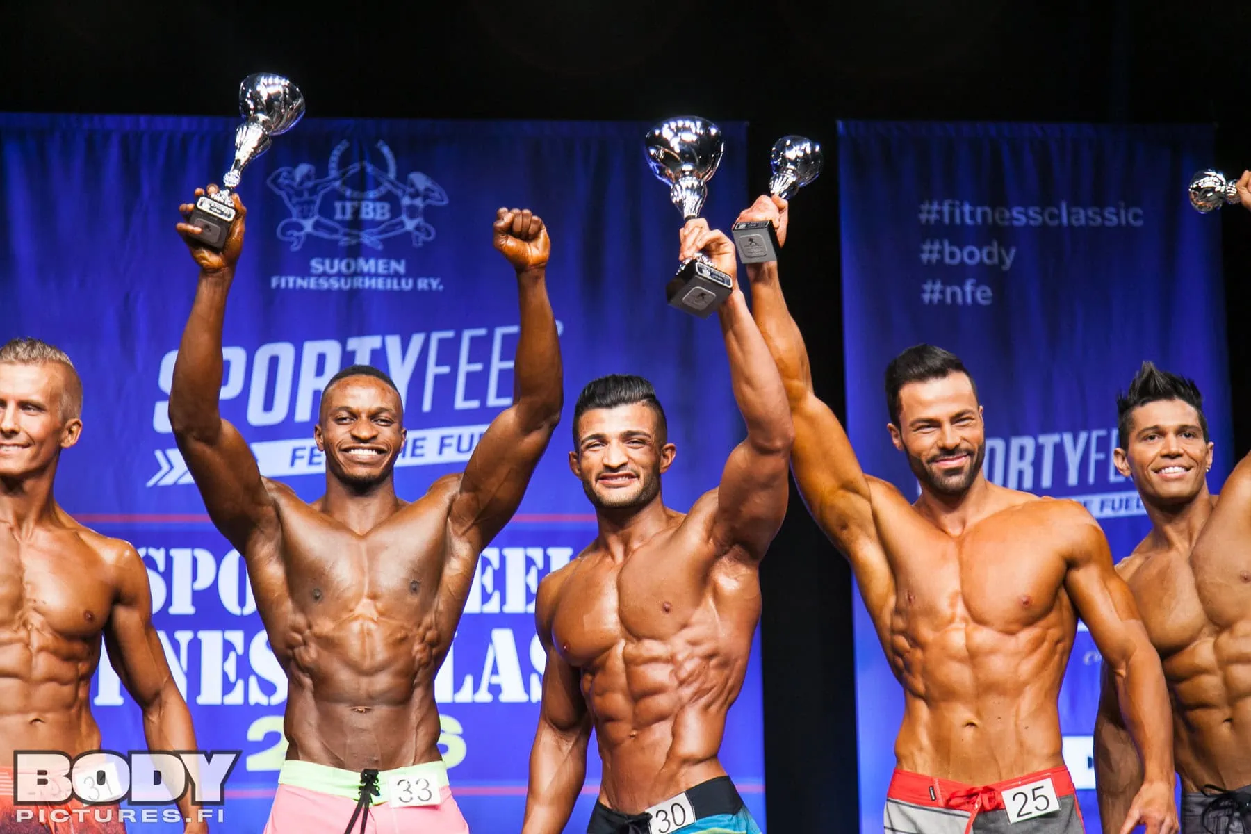 Suomen Fitnessurheilu ry:stä Olympiakomitean jäsenjärjestö 1 Voittajat pokaalit käsissä, kilpailu