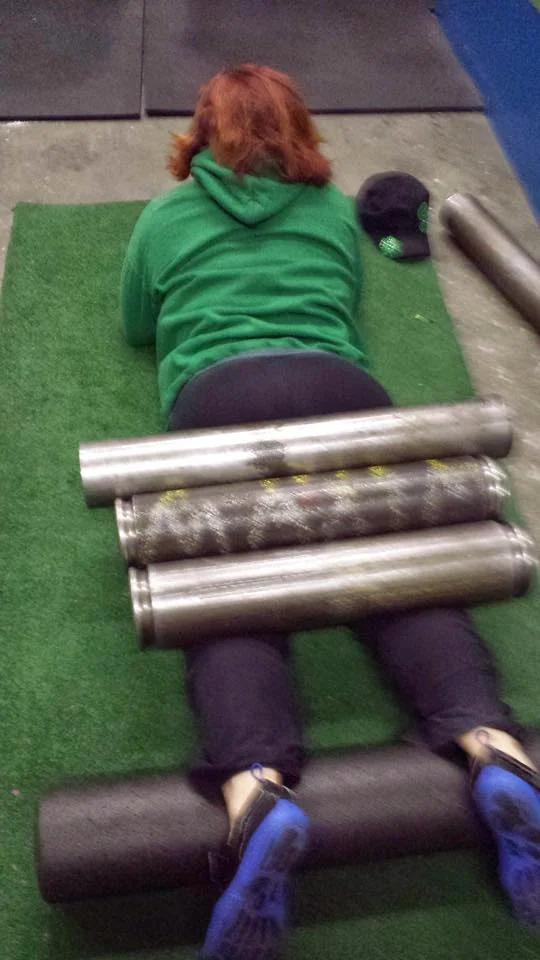 Super D Performance Tour - Huippuluokan liikkuvuusseminaari 2 Nainen makaa putkien päällä.