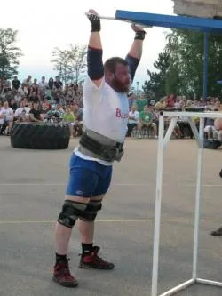 Team VH.fi: Antti Mourujärvi 3 Kilpailija nostaa painoa, jännitys kasvaa.