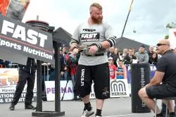 Team VH.fi: Antti Mourujärvi 1 Voimanostaja kilpailussa, yleisö seuraa.