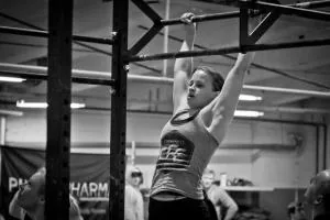 Team VH.fi esittää: Essi Koskinen 1 Nainen tekee leuanvetoa salilla.