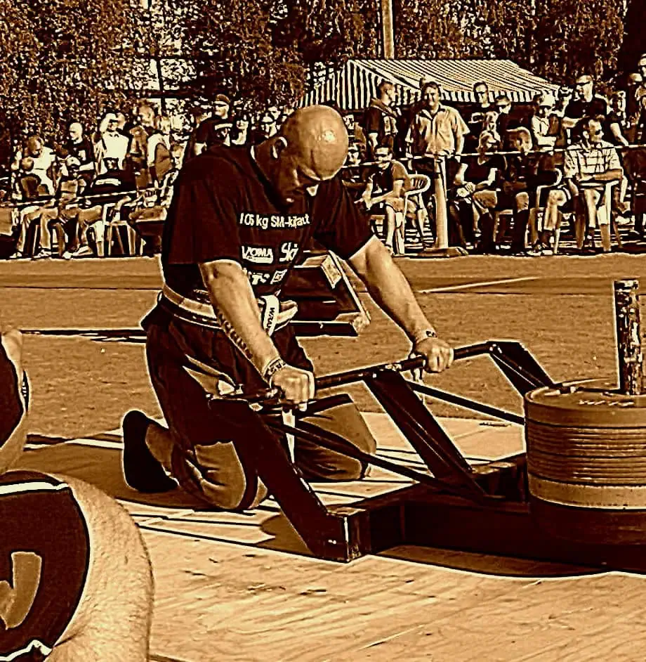 Tiimiesittelyssä Marko Pietiläinen 1 Mies vetää raskasta painoa.