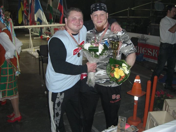 Topi Frifeldt MM-pronssille 1 Kaksi voittajaa palkinnoilla ja kukilla.