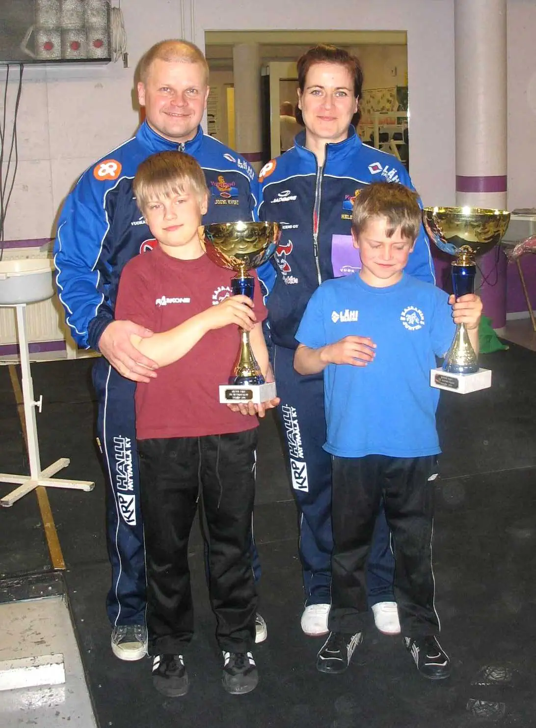 Analyysi 2009 2 Voittajat pokaaleineen ja hymyillen.