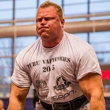 Voimamiesten Suomen Cup 2017 - Imatra 1.7. tuloksia 1 Voimannostaja nostamassa painoa.