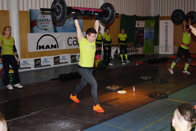 Naiset nostavat painoja kilpailussa.