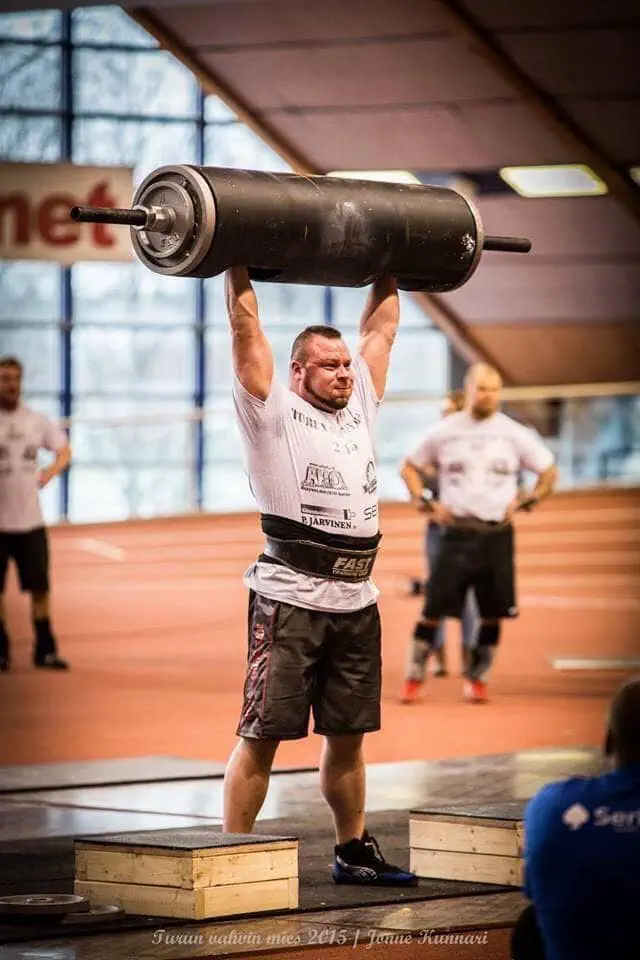 Voimamiesten Suomen Cup 2017 - Imatra 1.7. tuloksia 3 Voimanosto, paino ylhäällä, kilpailija.