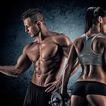 Kaksi kuntosaliurheilijaa painoilla.